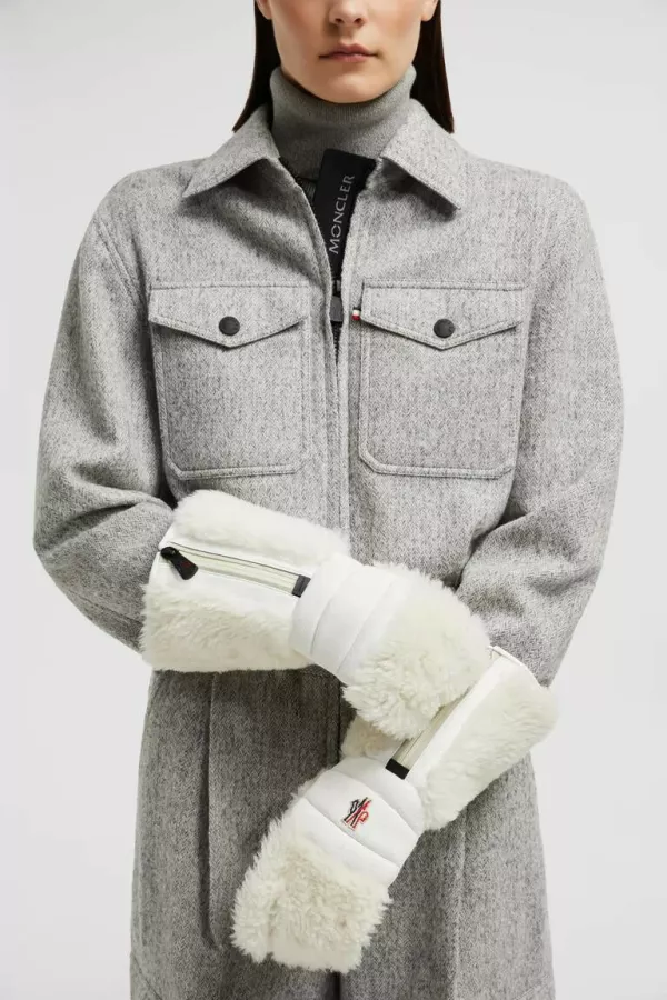 Rokavice iz jagnječjega usnja in z vodoodbojnimi najlonskimi man&scaron;etami, toplo volneno podlogo in ceno, - 1.630 evrov. 