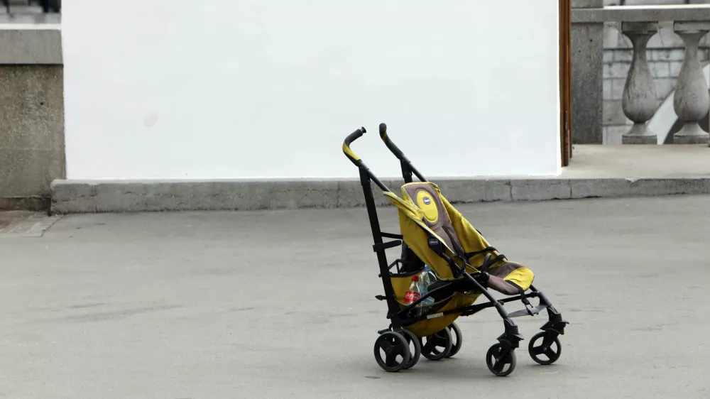 - 12.04.2023 &ndash; simbolična fotografija - otro&scaron;ki voziček - družina &ndash; rodnost - splav - umetna prekinitev nosečnosti - odvzem otrok - star&scaron;evstvoFoto: Tomaž Skale