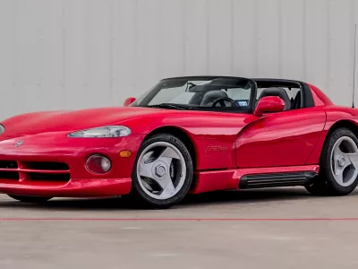 Viper je bil klasični ameri&scaron;ki avto, saj so kar 75 odstotkov delov izdelali na ameri&scaron;kih tleh. Bil je sopomenka za hitrost, največja &ndash; odvisno seveda od izvedenke &ndash; je bila med 260 in 320 kilometri na uro. Ob začetku prodaje je stal 52.000 dolarjev. Foto: youtube