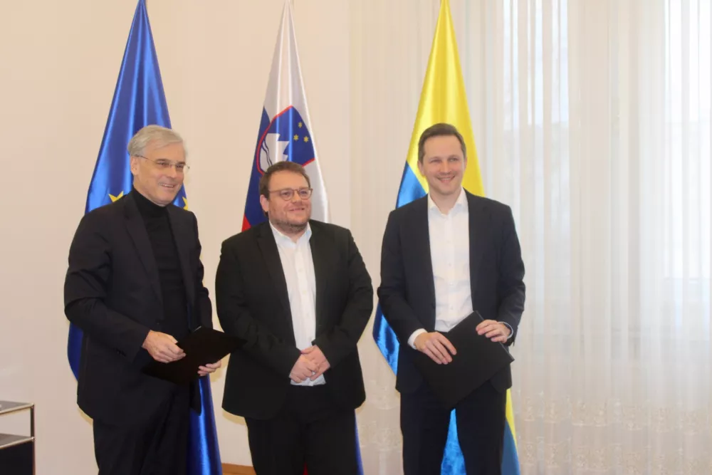 Celjski župan Matija Kovač je danes z direktorjem Stanovanjskega sklada RS Črtomirjem Remcem v prisotnosti ministra za solidarno prihodnost Simona Maljevca podpisal pogodbo za zemlji&scaron;ča za novo Dečkovo naselje.