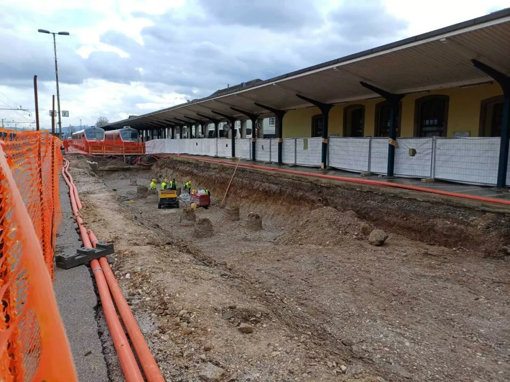 Pikiranje glav pilotov južne podpore nadhoda - glavna železni&scaron;ka postaja Ljubljana