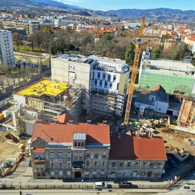 Sedem etažnih lastnikov na Masarykovi 24–26 bo zavrnilo ponudbe, ker jim država v povprečju ponuja 1584 evrov po kvadratnem metru. Foto: Tomaž Klipšteter