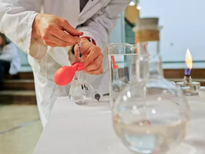 Slovenci izražamo razmeroma negativno mnenje o znanstvenikih in pogosto verjamemo v teorije zarote, povezane z znanostjo. Fotografija je simbolična.&nbsp;Foto: Tomaž Zajel&scaron;nik &nbsp;