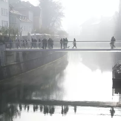 08.12.2016. Ljubljana, Ljubljanica, brv - megla, onesnažen zrakfoto: Bojan Velikonja