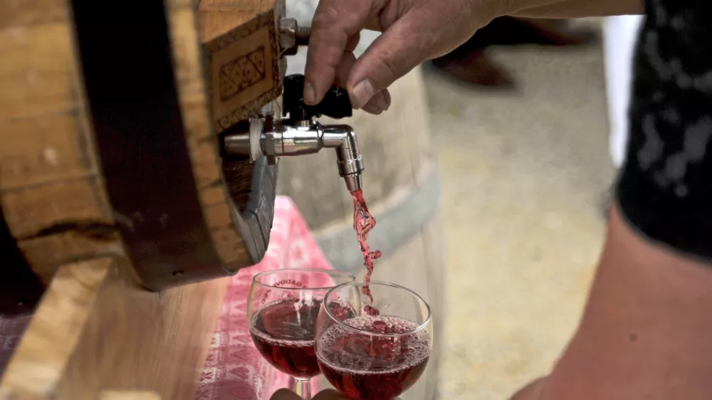 - ilustrativna fotografijardeče vino, točenje, sod, alkohol, cviček - 14.6.2013 - Breice - Gadova Peč - delovno srečanje ministra za gospodarski razvoj in tehnologijo mag. Stanka Stepinika in ministra za turizem Republike Hrvake Darka Lorencina   //FOTO: Toma Zajelnik