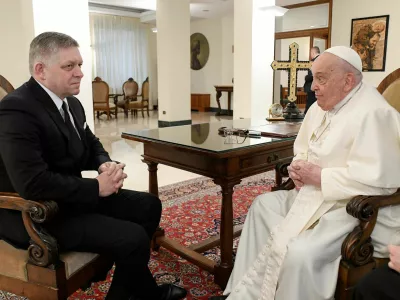 Slovakia's Prime Minister Robert Fico meets with Pope Francis at the Vatican, February 14, 2025.  Vatican Media/&shy;Handout via REUTERS  ATTENTION EDITORS - THIS IMAGE WAS PROVIDED BY A THIRD PARTY.