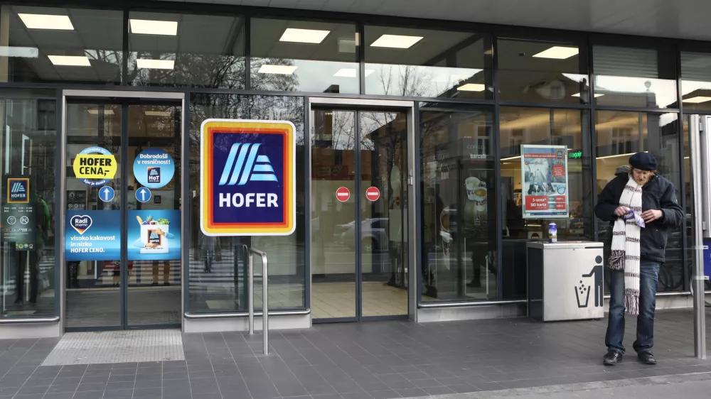 brezdomcem prepovedali prodajo revije Kralji ulice pred pred Hoferjevimi trgovinami- 06.1.2019 &ndash; Trgovina Hofer, Njego&scaron;eva cesta 8 v Ljubljani//FOTO: Luka Cjuha