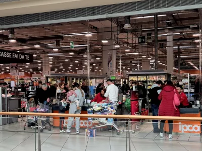 Na sliki je trgovina Ipercoop v nakupovalnem sredi&scaron;ču Montedoro, tik čez mejo. Foto: Dnevnik