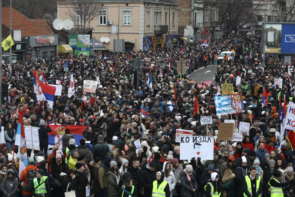 Protest v Kragujevcu se nadaljuje v obliki dolge procesije.&nbsp;Protestirali bodo 15 ur &ndash; po uro za vsakega umrlega v železni&scaron;ki nesreči v Novem Sadu.&nbsp;Foto: Luka Cjuha