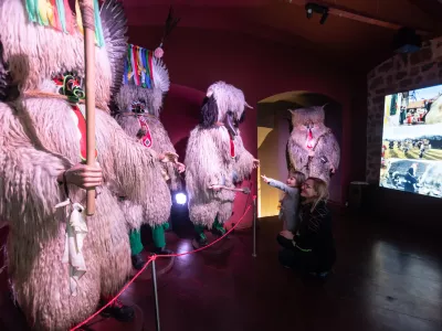 Kurentove hi&scaron;e pa si lahko ogledate tudi 10-minutni avtorski film o kurentovem obredju.