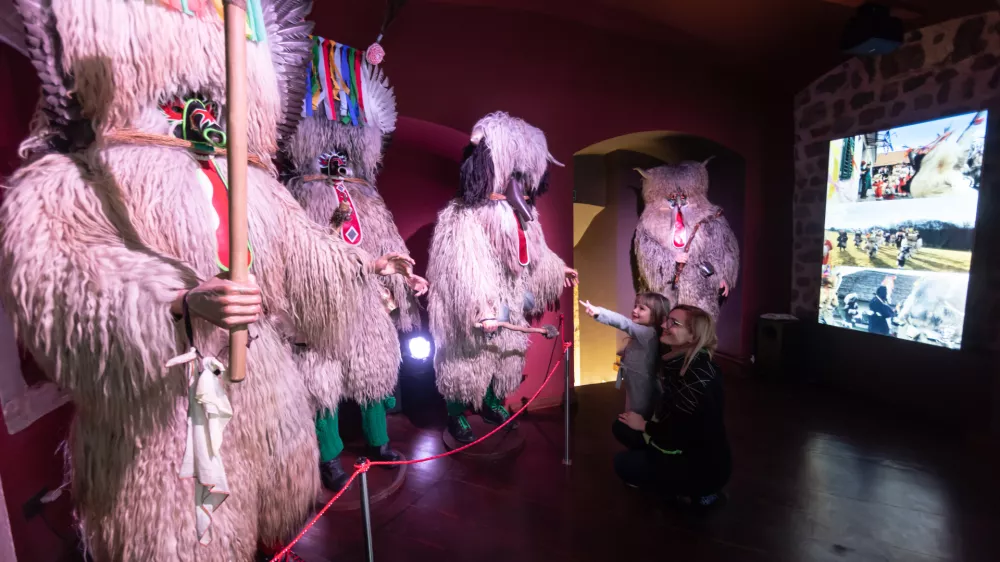 Kurentove hi&scaron;e pa si lahko ogledate tudi 10-minutni avtorski film o kurentovem obredju.