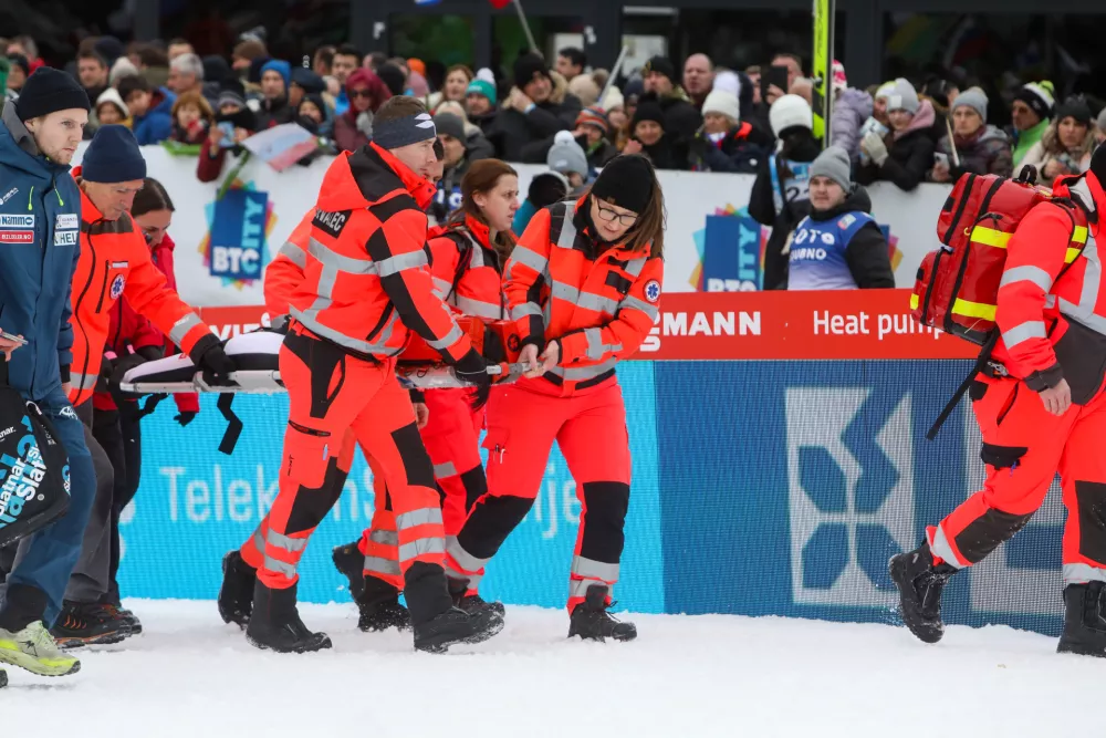 Skakalni praznik v Ljubnem je v soboto pokvaril hud padec Norvežanke Thee Minyian Bjoersth, ki je vodila po prvi seriji. Po&scaron;kodovala si je komilec in kolena, zato je sezona zanjo že končana. Ker bo Trondheim na Norve&scaron;kem gostil svetovno prvenstvo, norve&scaron;ke skakale v nedeljo zaradi strahu pred novimi po&scaron;kodbami niso tekmovale.&nbsp;Foto:&nbsp;Bojan Velikonja
