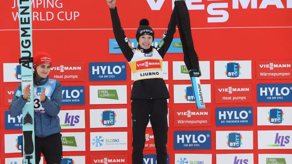 Nika Prevc je zmagala obeh tekmah v Ljubnem ob Savinji in niz zaprednih zmag podalja&scaron;ala na &scaron;tiri. V svetovnem pokalu ima že 16 zmag, več jih imajo Japonka Sara Takana&scaron;i (64), Norvežanka Maren Lundby (30) in Nemka Katarina Schmid (19). Foto: Bojan Velikonja