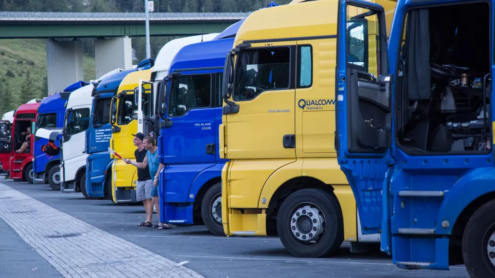 - 27.08.2016 - simbolična fotografija - vozniki tovornjakov na avstrijskem počivali&scaron;ču - tovornjak - voznik - ..//FOTO: Maja Marko