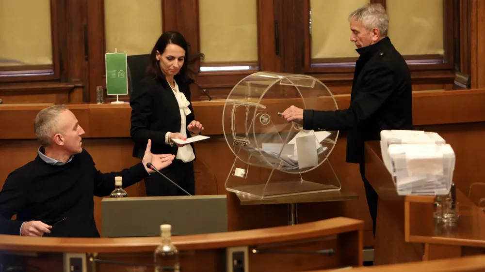 Tako kot pred dvema letoma bo tudi letos žreb odločil, kateri mladi prosilci bodo dobili 75 stanovanj za mlade. Foto: Tomaž Skale&nbsp;