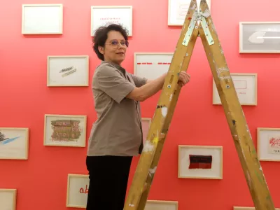 Kustosinja Bojana Pi&scaron;kur te dni takole postavlja dela Mladena Stilinovića, ki bodo del razstave Spomeniki, načrti in utopije ameri&scaron;kega umetnika Sama Duranta. Otvoritev bo v četrtek. Foto: Bojan Velikonja