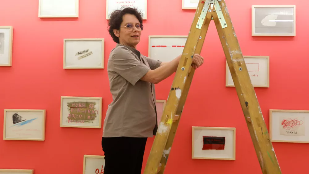 Kustosinja Bojana Pi&scaron;kur te dni takole postavlja dela Mladena Stilinovića, ki bodo del razstave Spomeniki, načrti in utopije ameri&scaron;kega umetnika Sama Duranta. Otvoritev bo v četrtek. Foto: Bojan Velikonja
