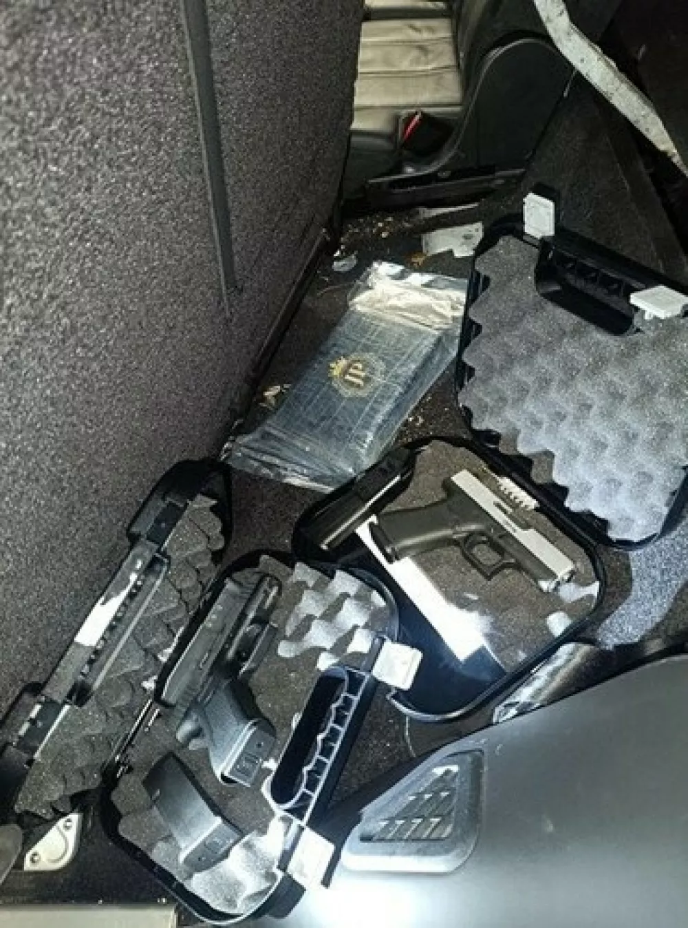 Orožje, ki ga je prevažala Slovenka, ujeta na MP Bajakovo na Hrva&scaron;kem.