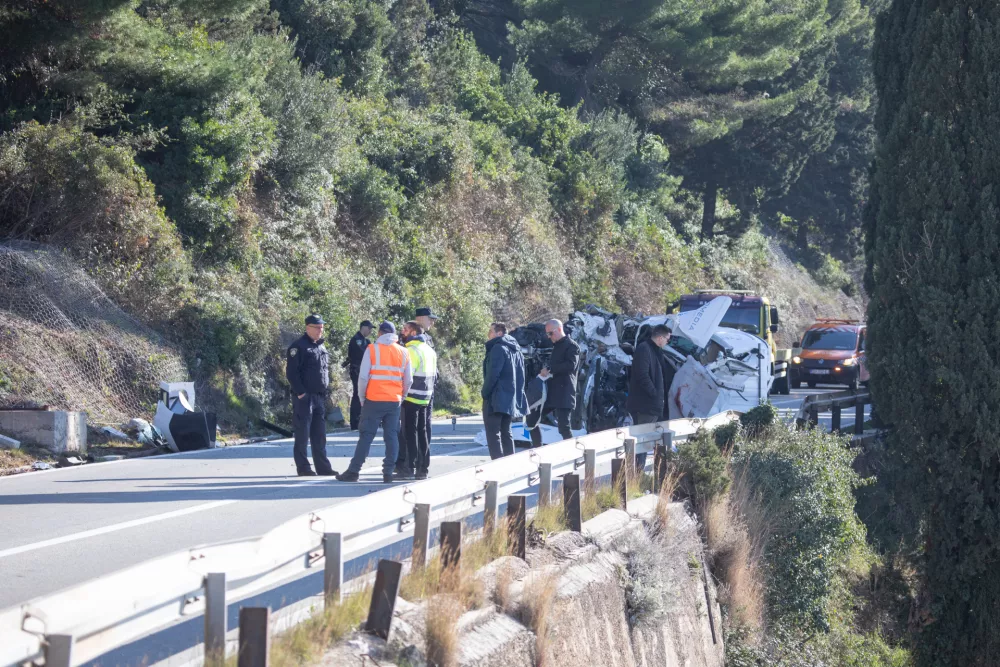 18.02.2025. Dubrovnik - Prometna nesreča, skala padla na vozilo.Foto: Pixsell