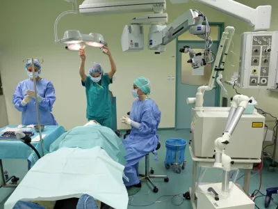 Na ZZZS izpostavljajo upadanje &scaron;tevila operacij, v bolni&scaron;nicah pa vidijo srž težav v dosedanjem financiranju. Fotografija je simbolična. Foto: Tomaž Skale