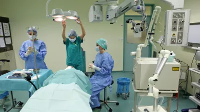 Na ZZZS izpostavljajo upadanje &scaron;tevila operacij, v bolni&scaron;nicah pa vidijo srž težav v dosedanjem financiranju. F Tomaž Skale Q