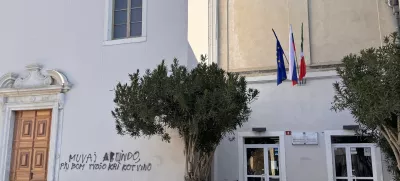 Koper, protokolarno-prireditvena dvorana Sv. Franciska Asiskega.Grafit na procelju dvorane.