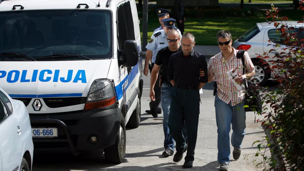 predstojnik budistične skupnosti v Sloveniji Shenpen Rinpoche pred sodi&scaron;čem- policisti pripeljali ljubljanskega &raquo;budističnega vodjo&laquo;, 43-letnega Ljubljančana Shenpena Rinpocheja oziroma Ronana Chatelliera - ovadili so ga zaradi domnevnega spolnega napada na osebo, mlaj&scaron;o od 15 let//FOTO: Bojan Velikonja