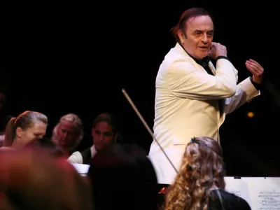 Ugledni &scaron;vicarski dirigent Charles Dutoit bo na odprtju osmega Zimskega festivala vodil izvedbo monumentalnega dela za zbor, soliste in orkester, Brittnovega Vojnega rekviema. Foto:&nbsp;Aline Paley