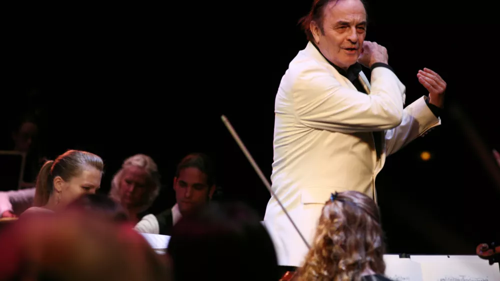 Ugledni &scaron;vicarski dirigent Charles Dutoit bo na odprtju osmega Zimskega festivala vodil izvedbo monumentalnega dela za zbor, soliste in orkester, Brittnovega Vojnega rekviema. Foto:&nbsp;Aline Paley