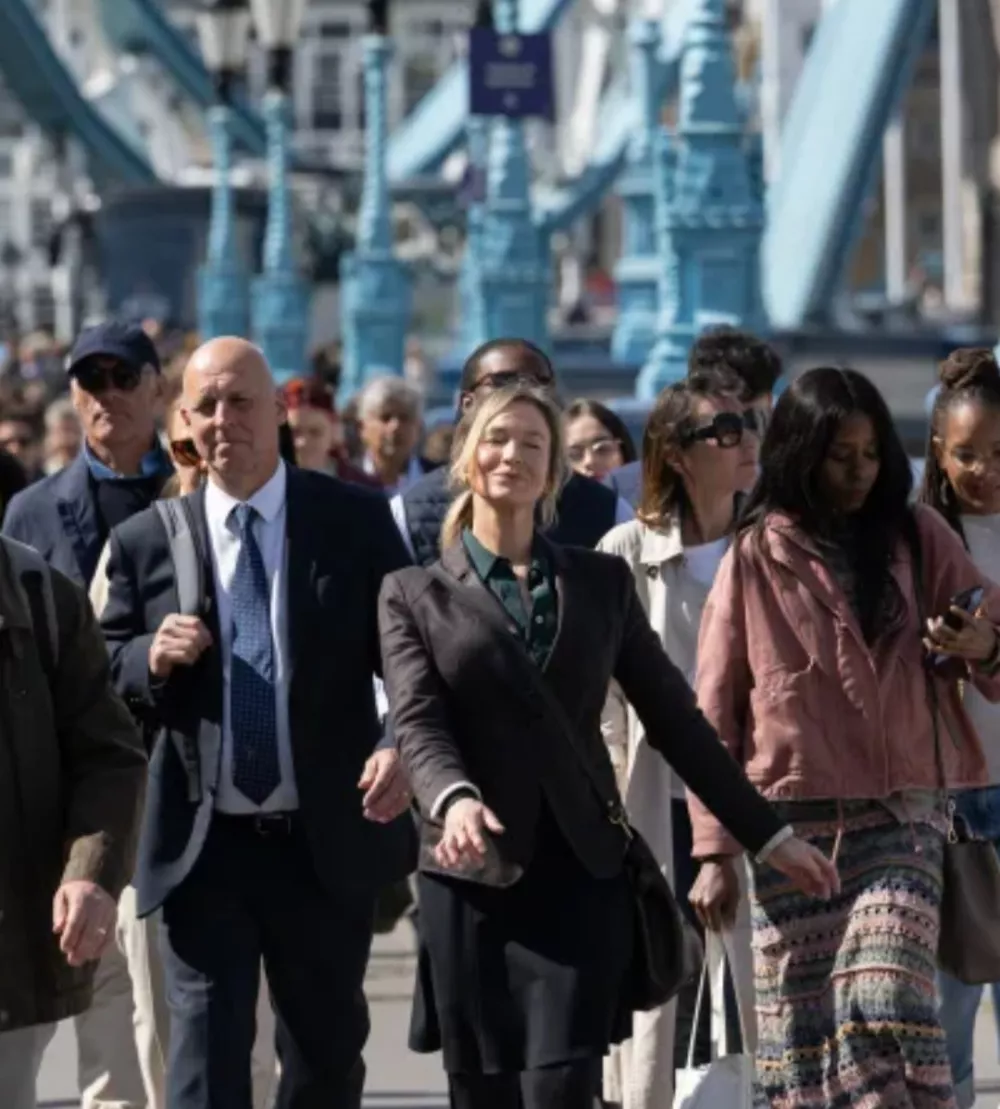 Bridget Jones je v najnovej&scaron;em filmu svojo predhodno garderobo zamenjala za elegantne suknjiče, srajce in jopice. F Universal Pictures