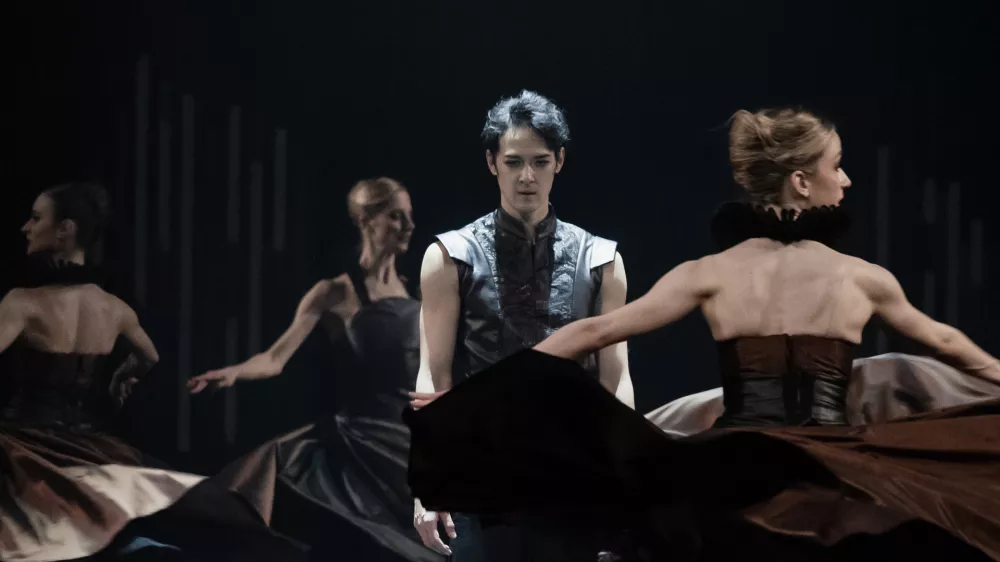 Hamlet z ljubljanskim baletnim ansamblom v koreografiji in režiji Lea Mujića F Darja &Scaron;travs Tisu