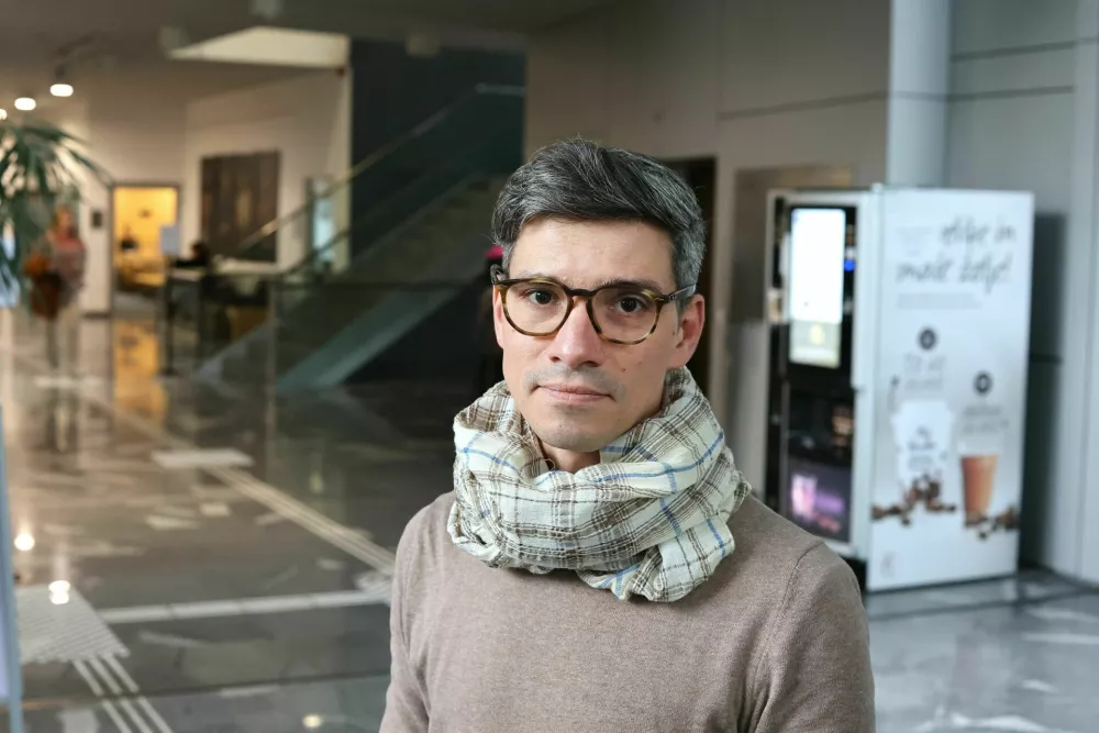 &nbsp;

Odločitev o zbiranju podpisov za referendum absolutno ni naključna, kot tudi ne, da se vsebinsko nana&scaron;a na področje kulture. Tukaj se preigravajo vpra&scaron;anja identitete, nacionalna vpra&scaron;anja, odpira se prostor za nacionalistične retorike, meni politolog&nbsp;Marinko Banjac