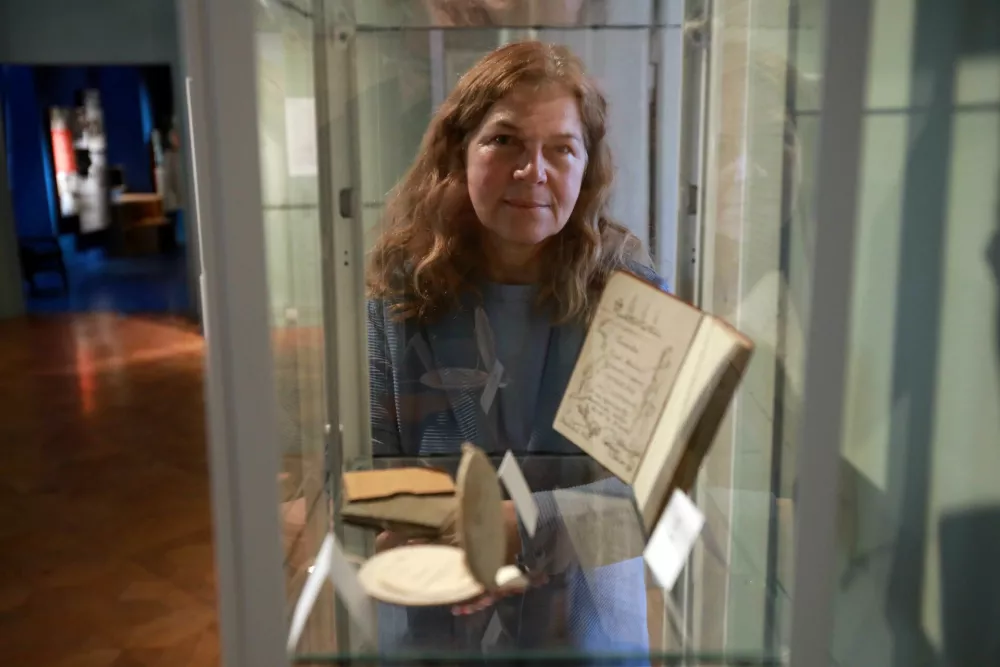 &raquo;Ime na predmetih je bilo zame vodilo, saj govori o tem, da so se posamezniki v razmerah, kjer so izvajali popolno razčlovečenje, proti temu borili tudi na tak način,&laquo; poudarja kustosinja razstave predmetov iz zaporov in tabori&scaron;č Monika Kokalj Kočevar.&nbsp;Foto: Tomaž Skale