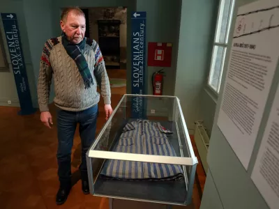 Del aktualne razstave v MNSZS je tudi tabori&scaron;čna obleka Olivije Onič, ki jo je njen sin Gojko Onič &raquo;kot spomin in opomin&laquo; muzeju podaril predlani.&nbsp;Foto: Tomaž Skale