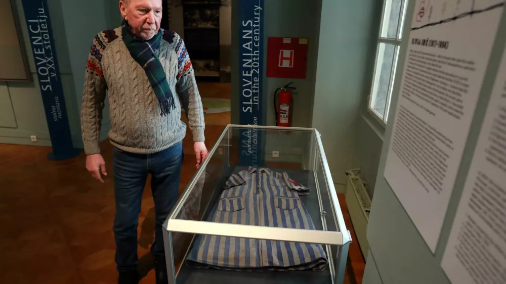 Del aktualne razstave v MNSZS je tudi tabori&scaron;čna obleka Olivije Onič, ki jo je njen sin Gojko Onič &raquo;kot spomin in opomin&laquo; muzeju podaril predlani.&nbsp;Foto: Tomaž Skale