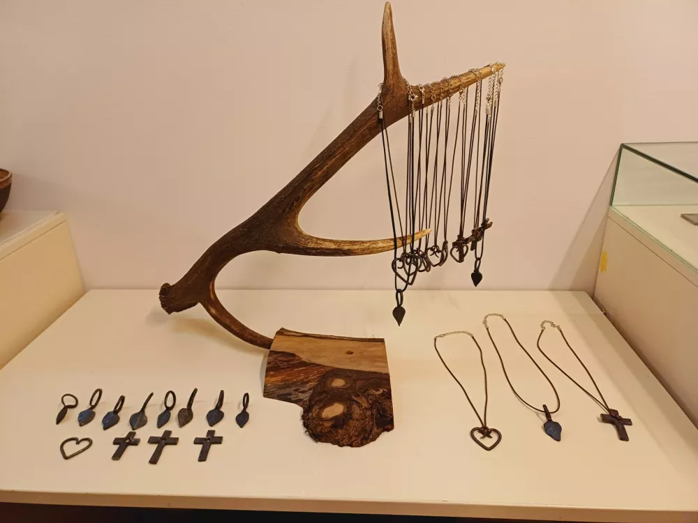 Noži, orodja in dekorativni elementi Nejca Cegnarja so na&scaron;li mesto tudi že v tujini.&nbsp;Foto: Tina Jereb