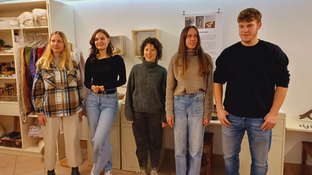 Izbrani mladi rokodelci navdu&scaron;ujejo s svojimi oblikovalskimi presežki in ustvarjalnostjo.&nbsp;Foto: Tina Jereb