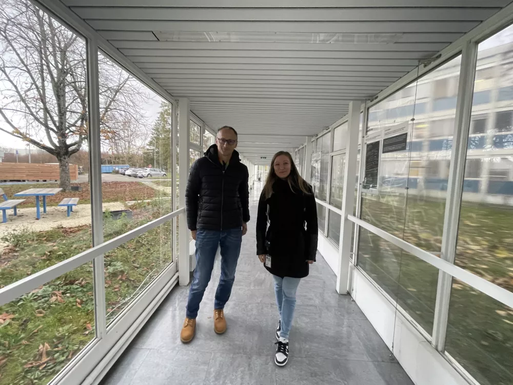 Slovenska raziskovalca Andrej Gori&scaron;ek in Neža Ribarič v podatkovnem centru Cernu. 