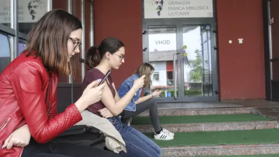 - simbolična fotografija - &scaron;olstvo, &scaron;olanje, dijaki, telefoniranje- 26.04.2019 - Iskrica Nedeljskega - slepa Ema, Ljutomer  //FOTO: Jaka Gasar