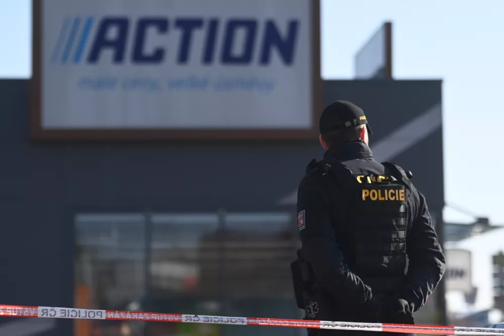 20 February 2025, Czech Republic, Hradec Kralove: Police intervene in a commercial zone where two women were killed in a knife attack. Authorities have arrested the suspect. Photo: Vost&aacute;rek Josef/CTK/dpa
