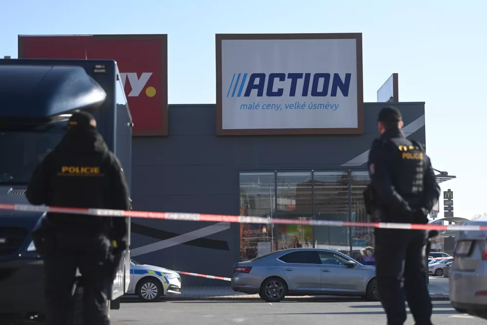 20 February 2025, Czech Republic, Hradec Kralove: Police intervene in a commercial zone where two women were killed in a knife attack. Authorities have arrested the suspect. Photo: Vost&aacute;rek Josef/CTK/dpa