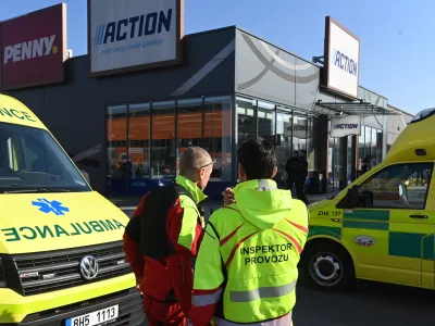 20 February 2025, Czech Republic, Hradec Kralove: Police intervene in a commercial zone where two women were killed in a knife attack. Authorities have arrested the suspect. Photo: Vost&aacute;rek Josef/CTK/dpa