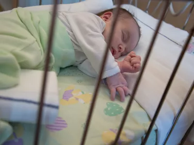 - 15.12.2015 - Pediatrična klinika - Tradicionalni spust Božičkov s strehe po zunanji strani Pediatrične klinike UKC v Ljubljani -i//FOTO: Maja Marko