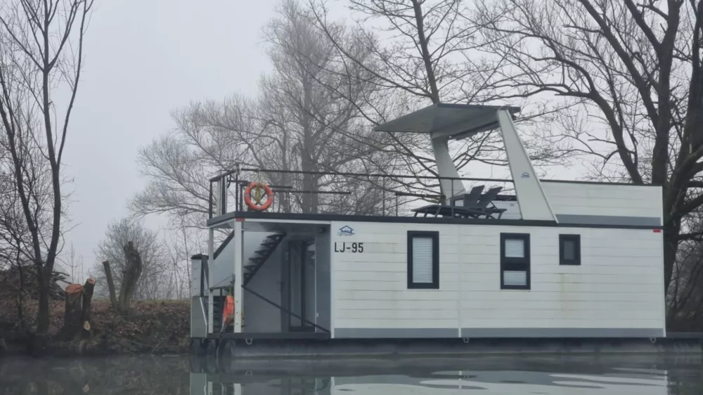 Hi&scaron;ka na Ljubljanici F Bralec