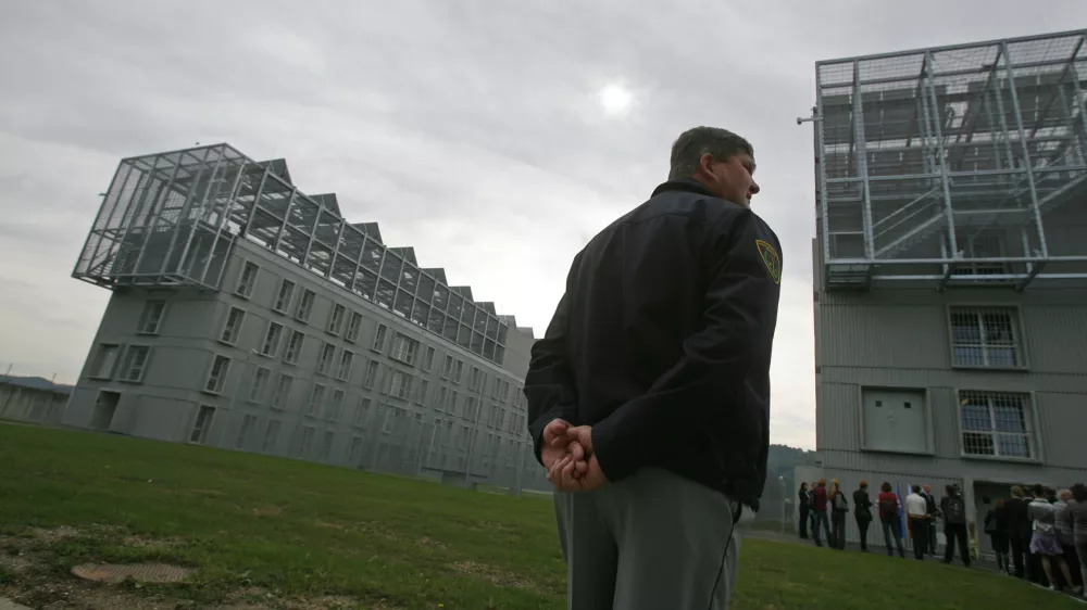 zaporni&scaron;ki paznik - Zavod za prestajanje kazni zapora Dob pri Mirni - odprtje novih bivalnih objektov, zapor//FOTO: Luka Cjuha