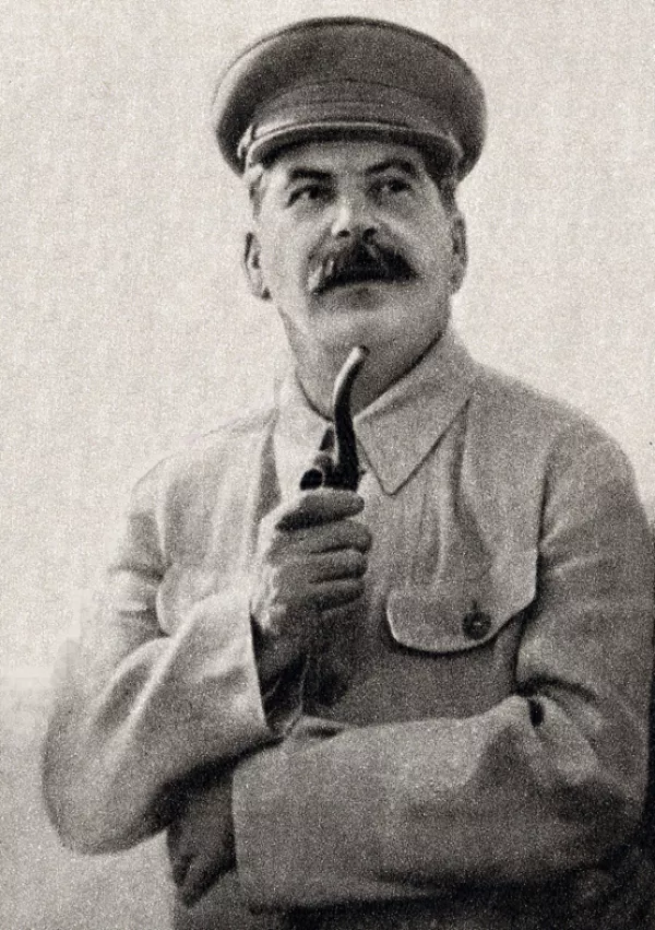 Obrezana fotografija Stalina, posneta leta 1937. Na originalni fotografiji sta z njim &scaron;e ruski diplomat Vyacheslav Molotov (levo) in ruski bolj&scaron;evik Kliment Voro&scaron;ilov (desno). F Wikipedija  / Foto: Wikipedija