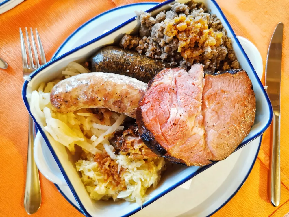 Največji, verjetno celo najobilnej&scaron;i krožnik za eno osebo v Sloveniji. / Foto: Miha First