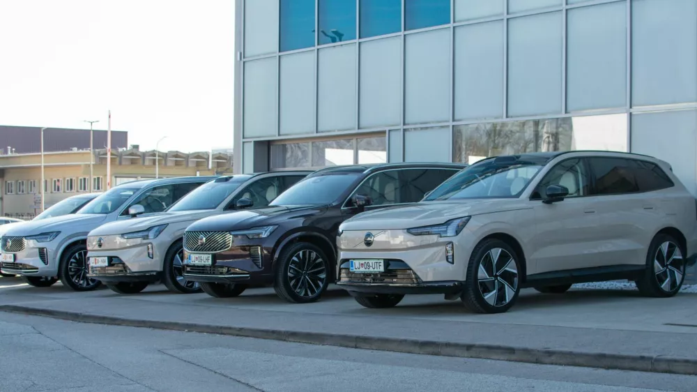 Volvova velika &scaron;portna terenca sta si oblikovno zelo podobna. Prvi in tretji z leve sta XC90, drugi in četrti EX90. / Foto: Matjaž Terzič