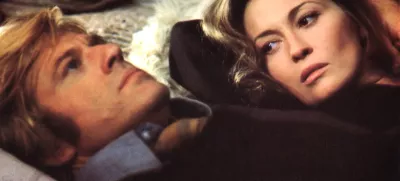 Robert Redford se je v začetku sedemdesetih bal, da bi zaradi svoje lepote z vlogami v romantičnih komedijah obveljal za moški ekvivalent plehkih starlet, zato je načrtno iskal vloge v resnejših žanrih. Na fotografiji s soigralko iz filma Trije Kondorjevi dnevi, Faye Dunaway / Foto: Getty Images