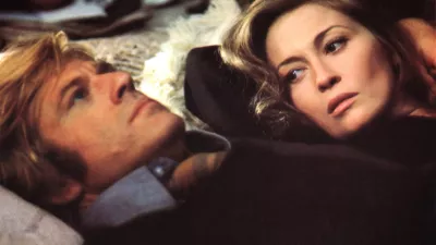 Robert Redford se je v začetku sedemdesetih bal, da bi zaradi svoje lepote z vlogami v romantičnih komedijah obveljal za mo&scaron;ki ekvivalent plehkih starlet, zato je načrtno iskal vloge v resnej&scaron;ih žanrih. Na fotografiji s soigralko iz filma Trije Kondorjevi dnevi, Faye Dunaway / Foto: Getty Images